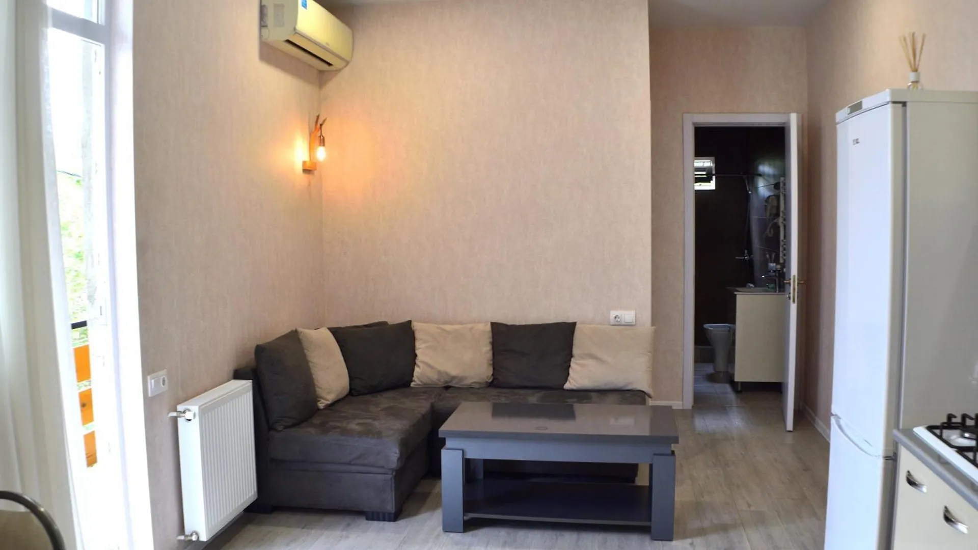Nikas Apartment With Balcony In Old Тбилиси